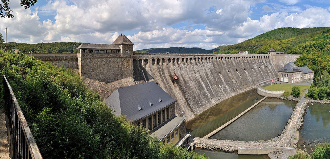Die Sperrmauer des Edersees