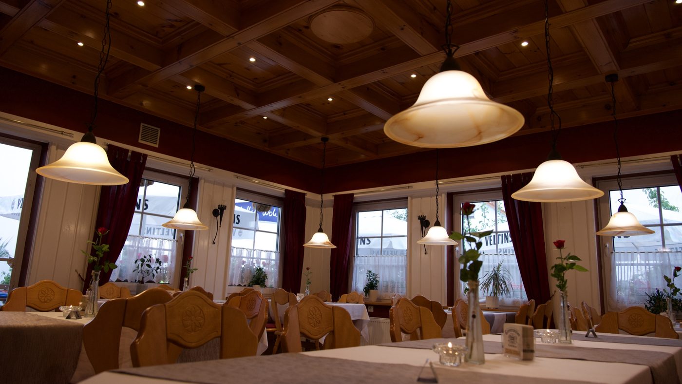 Der Gastraum mit Holzdecke im Restaurant Adriana