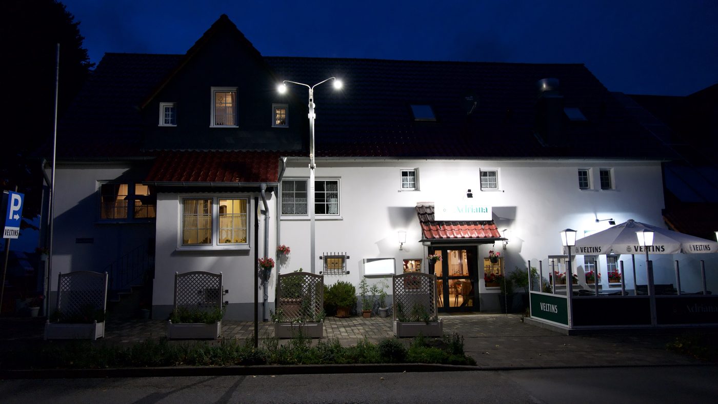 Das Haus Adriana am Abend mit beleuchteten Fenstern