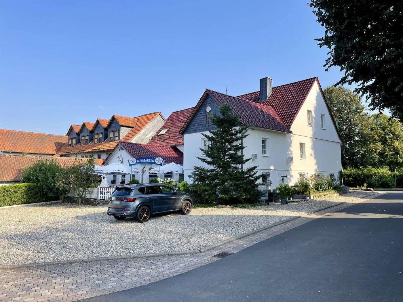 Das Haus Adriana mit Parkplatz vor der Tür