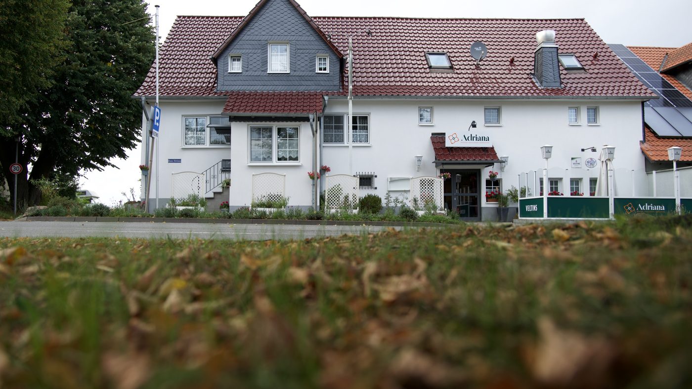 Das Haus Adriana über der Wiese am Ortsrand