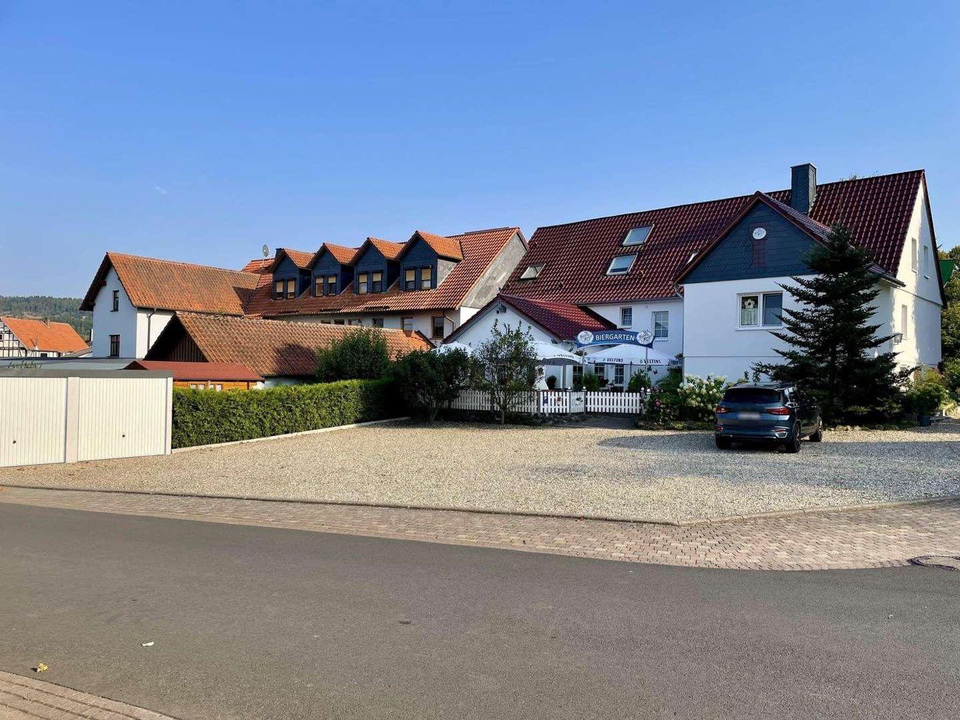 Parkplatz und Biergarten vor dem Haus Adriana