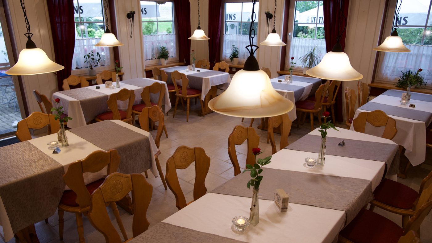 Eingedeckter Gastraum im Restaurant Adriana