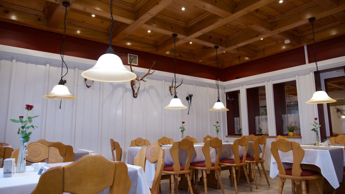 Der Saal mit weiß eingedeckten Tischen