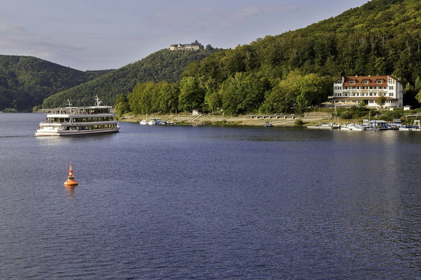 Blick über den Edersee hinauf zu Schloss Waldeck
