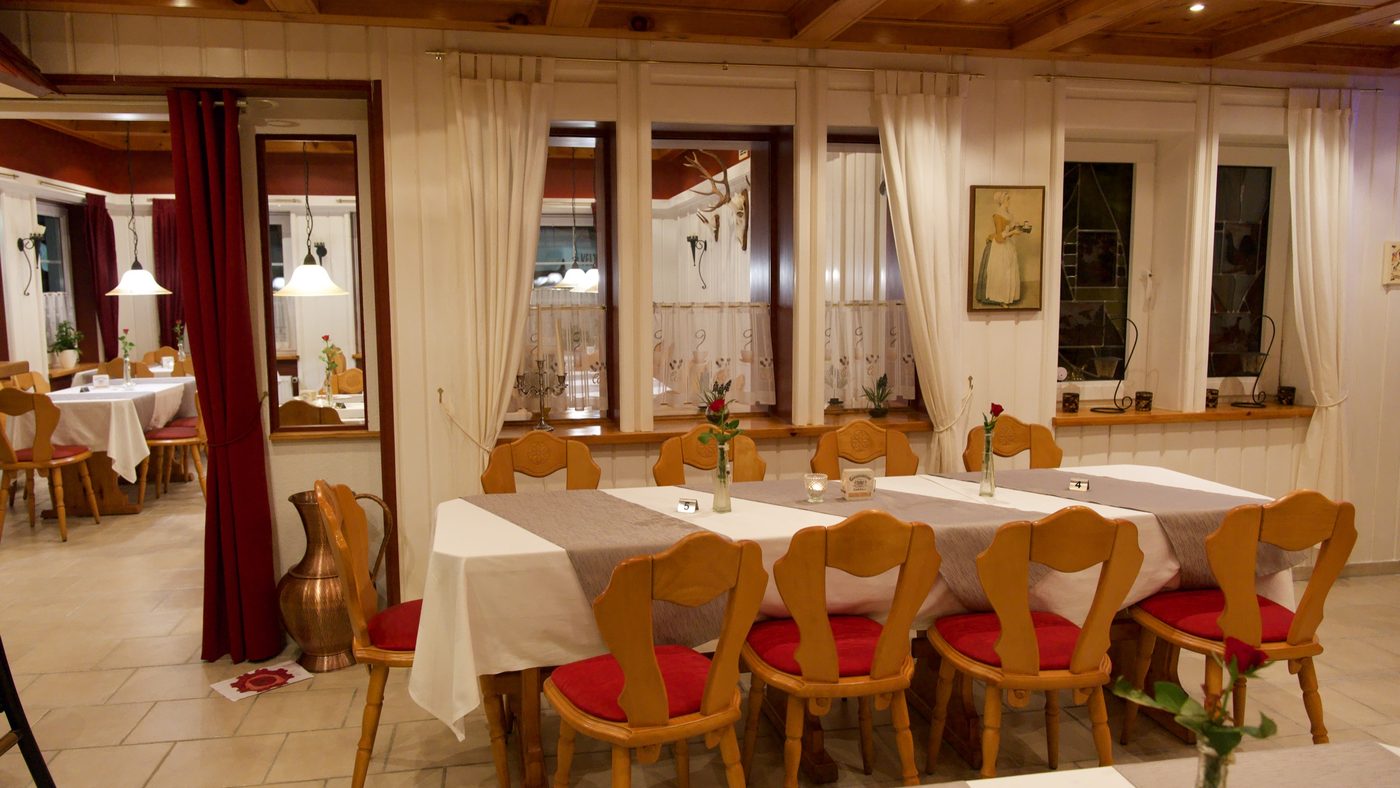 Eingedeckte Tische im Restaurant Adriana