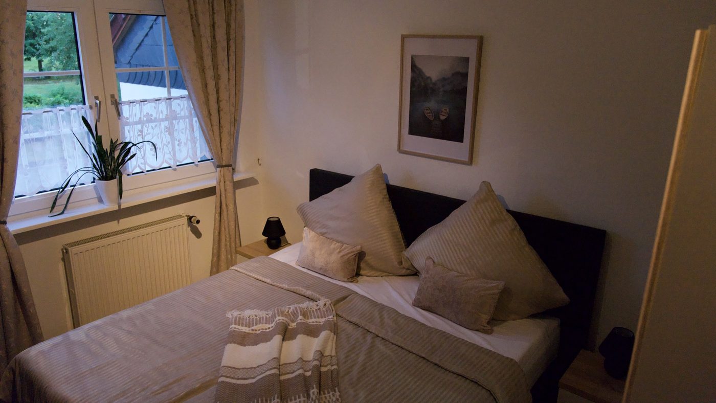 Doppelzimmer Nr. 4 mit Doppelbett und Fenster zum Garten