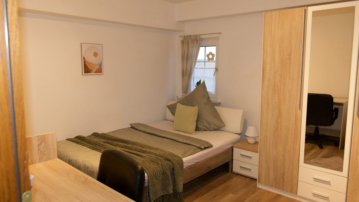 Einzelzimmer Nr. 6 mit Dreiviertelbett und großem Kleiderschrank